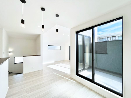 ̑ρ@Ƒ̏Ί炪RƐ܂ĂAȕ͋C̃_CjOɎdオĂ܂B