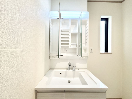 ���̑����ρ@�O�ʋ��̗��ɁA���ϕi��q���p�i�Ȃǂ����[�\�B���ʑ����������ƕۂ��܂��I