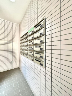 ���̑��@�|�X�g�̓G���g�����X���ɂ���̂ŉJ�ɔG�ꂸ�X�ւ��󂯎��܂��ˁI