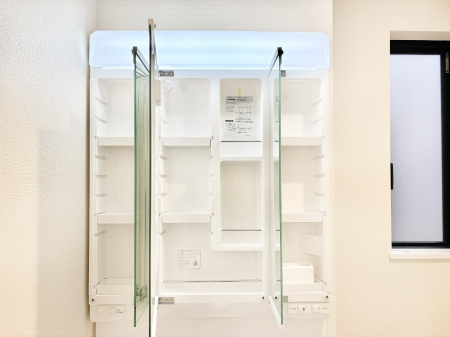 ���ʑ�E���ʏ��@�O�ʋ��̗��ɁA���ϕi��q���p�i�Ȃǂ����[�\�B���ʑ����������ƕۂ��܂��I  