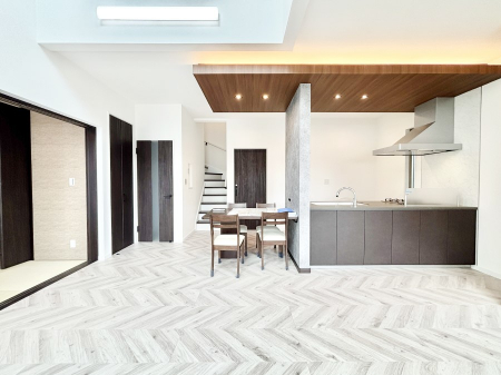 ̑ρ@Ƒ̏Ί炪RƐ܂ĂAȕ͋C̃_CjOɎdオĂ܂B