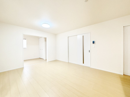 ̑ρ@Ƒ̏Ί炪RƐ܂ĂAȕ͋C̃_CjOɎdオĂ܂B