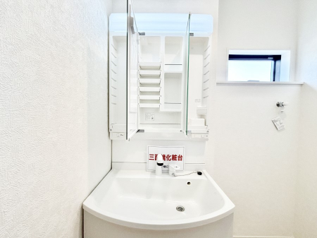 ���̑����ρ@�O�ʋ��̗��ɁA���ϕi��q���p�i�Ȃǂ����[�\�B���ʑ����������ƕۂ��܂��I