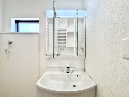 ���̑����ρ@�O�ʋ��̗��ɁA���ϕi��q���p�i�Ȃǂ����[�\�B���ʑ����������ƕۂ��܂��I