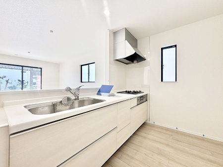 �L�b�`���@�u�₩�ȕ����ʂ蔲����L�b�`���B��������̂Ŗ��邭���C�ɂ��𗧂��܂��B