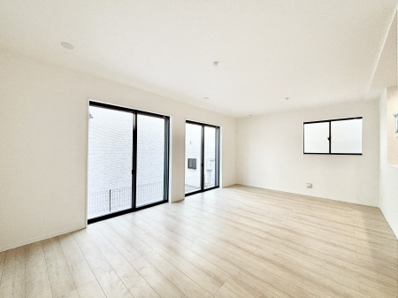 ���r���O�@�I�[�v���ł̂т₩�ȋ�Ԃ𐶂ݏo���A�������̃��r���O�B