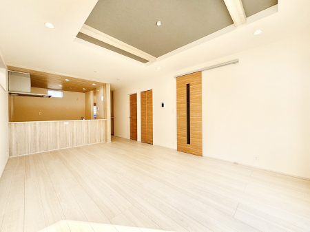 ���r���O�@���邢�z���������A�����̕��͋C�ɖ�������郊�r���O�E�_�C�j���O�B 