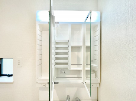 ���ʑ�E���ʏ��@�O�ʋ��̗��ɁA���ϕi��q���p�i�Ȃǂ����[�\�B���ʑ����������ƕۂ��܂��I  