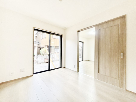 ���̑����ρ@���r���O�ɗאڂ����m���B�����˂��J������ƃ��r���O�ƌq����e���̋�Ԃɕϐg�I