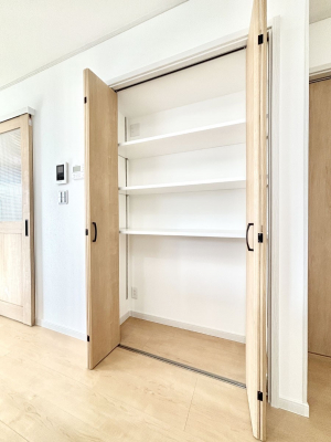 ���̑����ρ@���r���O���[�B�����Ɏ��[������ƕ����W�܂�LDK���X�b�L���Еt�������ł��ˁB  