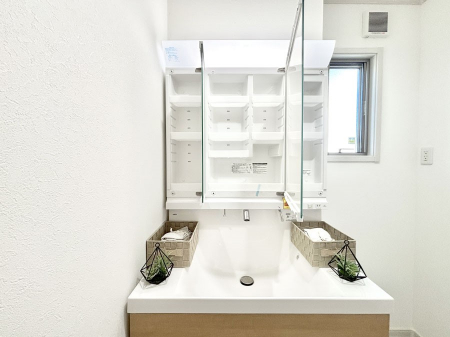 ���̑����ρ@�O�ʋ��̗��ɁA���ϕi��q���p�i�Ȃǂ����[�\�B���ʑ����������ƕۂ��܂��I