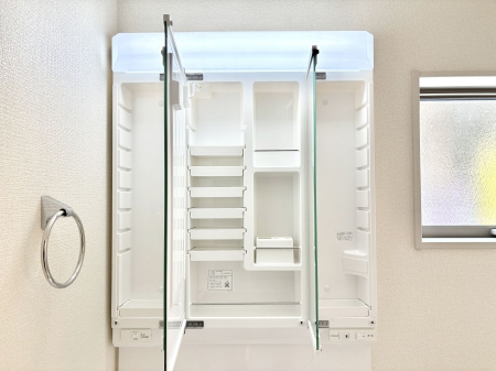 ���̑����ρ@�O�ʋ��̗��ɁA���ϕi��q���p�i�Ȃǂ����[�\�B���ʑ����������ƕۂ��܂��I