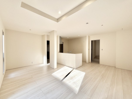 ���r���O�@�ǂ��ɂ��Ă��Ƒ��̂Ȃ������������R�~���j�P�[�V�������r���O�B 