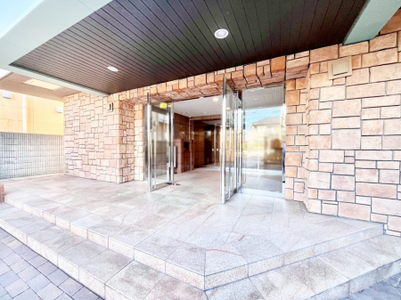 �G���g�����X�@�O�� �Y��ȃG���g�����X�́A���Z�҂�D�����}������Ă���܂�