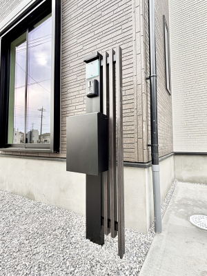 ���̑��@�\�D�E�C���^�[�z���E�|�X�g���ЂƂɏW��B�G���g�����X�ɂȂ��ރV���v���f�U�C���B