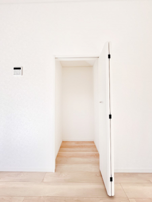 ���̑����ρ@���r���O���[�B�����Ɏ��[������ƕ����W�܂�LDK���X�b�L���Еt�������ł��ˁB  