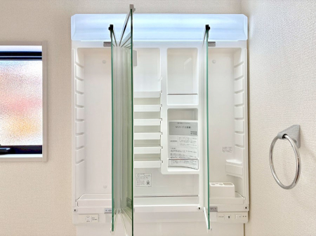 ���̑����ρ@�O�ʋ��̗��ɁA���ϕi��q���p�i�Ȃǂ����[�\�B���ʑ����������ƕۂ��܂��I