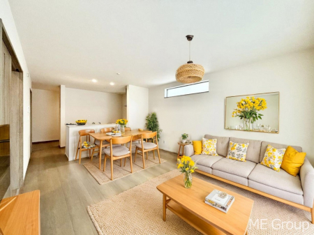 ���r���O�@�Ƒ��̘a�₩�ȉ�b���������Ă������B�J�����̂��郊�r���O�ł��B���Ƌ��CG�ł�  