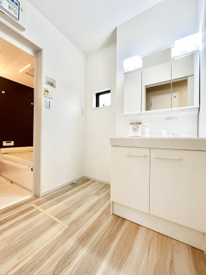 ̑@Ă̂ŎC̑ꏊłC\s܂B̐gxxCǂI