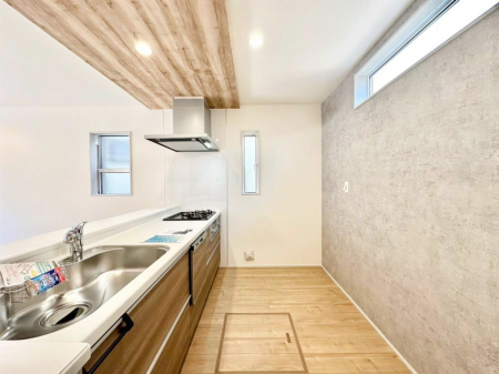 �L�b�`���@�u�₩�ȕ����ʂ蔲����L�b�`���B��������̂Ŗ��邭���C�ɂ��𗧂��܂��B�@