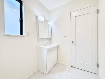 ���ʑ�E���ʏ��@��Ƃ�̐��ʃX�y�[�X�Œ��̐g�x�x���X���[�Y��