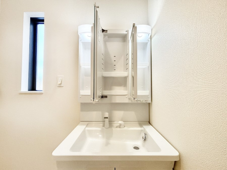 ���ʑ�E���ʏ��@�O�ʋ��̗��ɁA���ϕi��q���p�i�Ȃǂ����[�\�B���ʑ����������ƕۂ��܂��I  