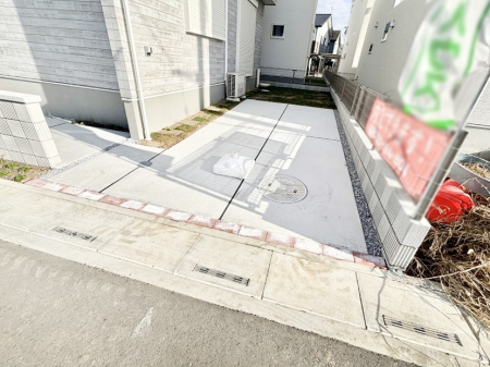 �@����2��\�I�}�Ȃ��q�l�̒��ԂɁB�܂��A���Ƒ��̎��]�ԃX�y�[�X�Ƃ��Ă��劈��B