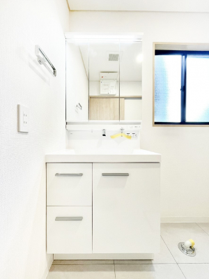 ���ʑ�E���ʏ��@�X�^�C�����O�ɕ֗��ȎO�ʋ��A�~���[�L���r�l�b�g�ōׂ������X�b�L��