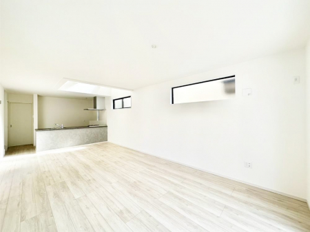 ���r���O�@�㕔�͐������I���R������荞�܂�A�Ƒ��c���̏ꏊ�𖾂邭���o�B