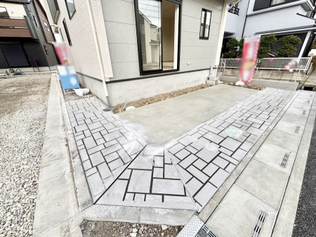 �@����2��\�I�}�Ȃ��q�l�̒��ԂɁB�܂��A���Ƒ��̎��]�ԃX�y�[�X�Ƃ��Ă��劈��B