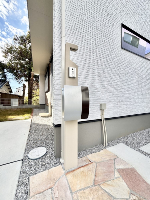 ���̑��@�\�D�E�C���^�[�z���E�|�X�g���ЂƂɏW��B�G���g�����X�ɂȂ��ރV���v���f�U�C���B