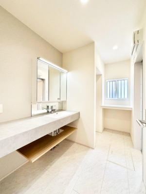 ���ʑ�E���ʏ��@��Ƃ�̐��ʃX�y�[�X�Œ��̐g�x�x���X���[�Y��