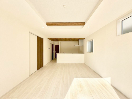 ���r���O�@�܏�V��͗��̓I�ȉ��s��������̂ŁA�V�䂪�L�������ĊJ���I�ȋ�Ԃ����o�ł��܂��B  