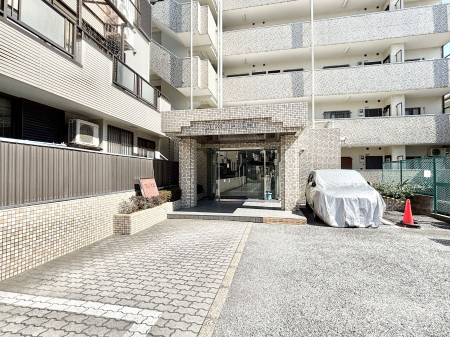 �G���g�����X�@�O�� �Y��ȃG���g�����X�́A���Z�҂�D�����}������Ă���܂�  