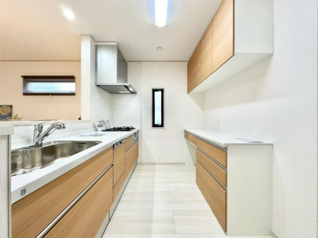 �L�b�`���@�J�b�v�{�[�h��ݒu�����[���̃L�b�`���B�Ƒ��ňꏏ�ɂ���������̂��y�����Ȃ�L�b�`���ł��B  