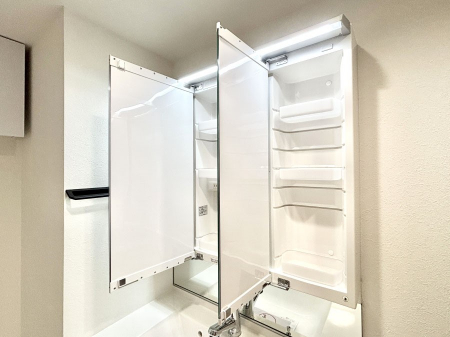 ���̑����ρ@�O�ʋ��̗��ɁA���ϕi��q���p�i�Ȃǂ����[�\�B���ʑ����������ƕۂ��܂��I