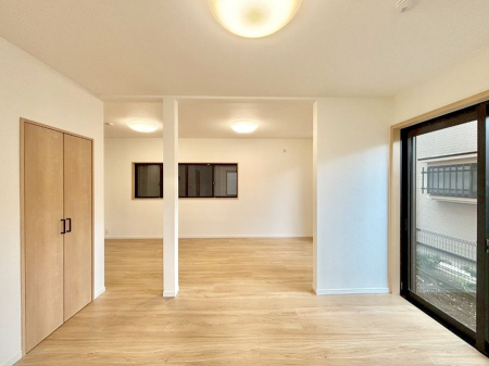 ̑ρ@Ƒ̏Ί炪RƐ܂ĂAȕ͋C̃_CjOɎdオĂ܂B