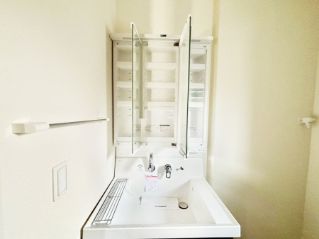 ���̑����ρ@�O�ʋ��̗��ɁA���ϕi��q���p�i�Ȃǂ����[�\�B���ʑ����������ƕۂ��܂��I