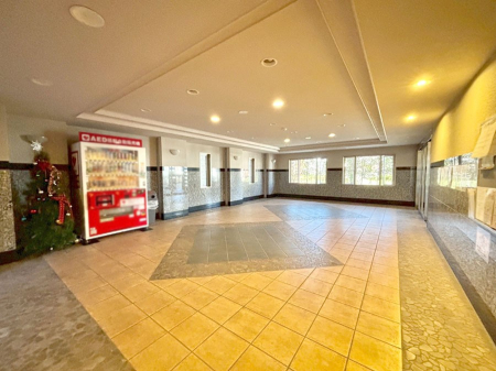 ���̑��@�҂����킹�ꏊ�Ƃ��Ă��֗��ȃG���g�����X���r�[