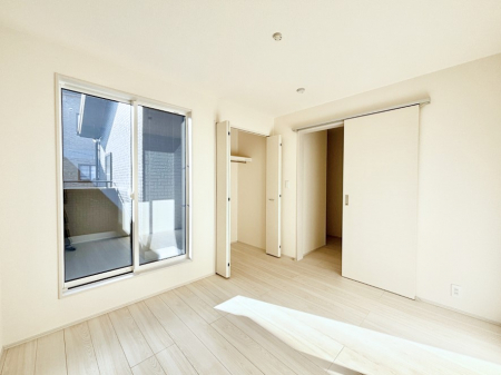 ���̑����ρ@2�K5.25���̃o���R�j�[�t���̖��邢�m���B�S�����N���[�[�b�g�t���ł��B