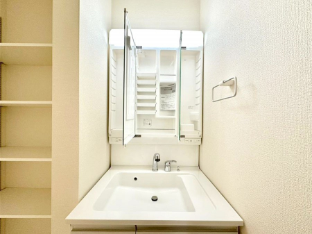 ���̑����ρ@�O�ʋ��̗��ɁA���ϕi��q���p�i�Ȃǂ����[�\�B���ʑ����������ƕۂ��܂��I