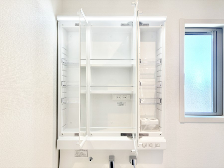 ���ʑ�E���ʏ��@�O�ʋ��̗��ɁA���ϕi��q���p�i�Ȃǂ����[�\�B���ʑ����������ƕۂ��܂��I  