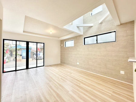 ���r���O�@�������̂��郊�r���O�I�z���������S�̂𖾂邭�Ƃ炵�A���r���O�S�̂��J�����̂����ԂɂȂ�܂��B