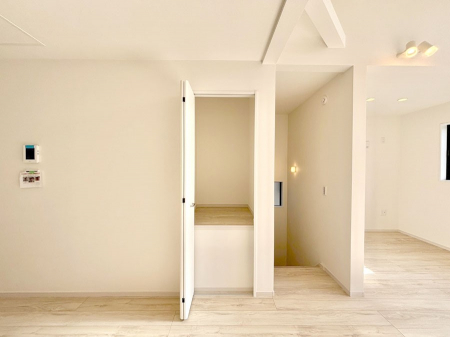 ���̑����ρ@���r���O���[�B�����Ɏ��[������ƕ����W�܂�LDK���X�b�L���Еt�������ł��ˁB  