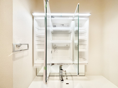 ���ʑ�E���ʏ��@�O�ʋ��̗��ɁA���ϕi��q���p�i�Ȃǂ����[�\�B���ʑ����������ƕۂ��܂��I  