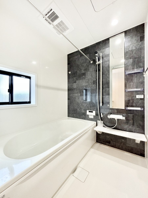 �����@�����������F�����̕ǖʁA������������芰����o�X���[���B  