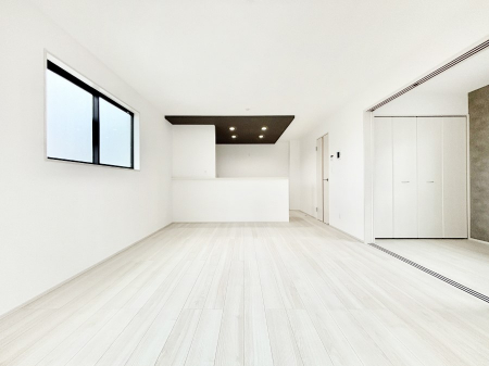 ���r���O�@���Ƒ��̓��₩�Șb�����ŕ�܂�閾�邢���r���O�B   