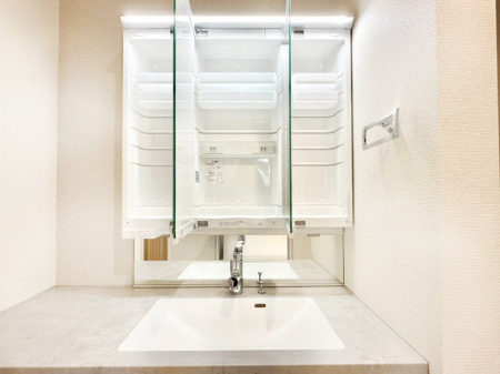 ���ʑ�E���ʏ��@�O�ʋ��̗��ɁA���ϕi��q���p�i�Ȃǂ����[�\�B���ʑ����������ƕۂ��܂��I  