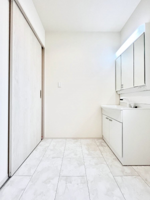 ���ʑ�E���ʏ��@��Ƃ�̐��ʃX�y�[�X�Œ��̐g�x�x���X���[�Y��