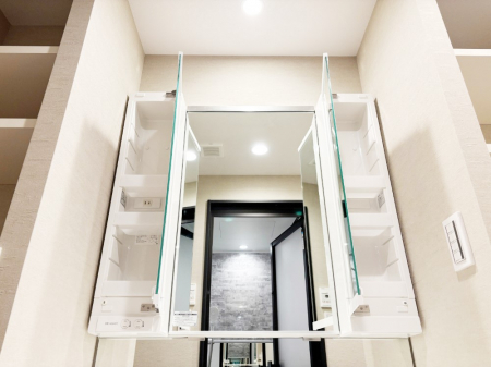 ���̑����ρ@�O�ʋ��̗��ɁA���ϕi��q���p�i�Ȃǂ����[�\�B���ʑ����������ƕۂ��܂��I